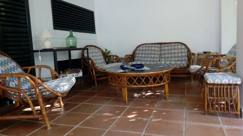 alquiler apartamento con amplio jardin en zahara de los atunes
