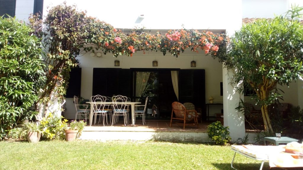 alquiler apartamento con amplio jardin en zahara de los atunes