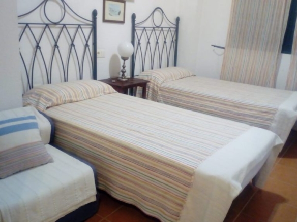 alquiler apartamento con amplio jardin en zahara de los atunes
