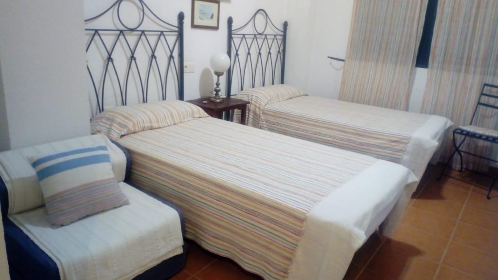 alquiler apartamento con amplio jardin en zahara de los atunes