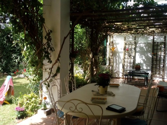 alquiler apartamento con amplio jardin en zahara de los atunes