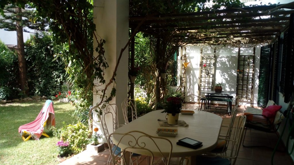 alquiler apartamento con amplio jardin en zahara de los atunes