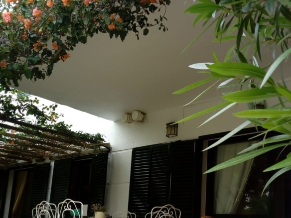 alquiler apartamento con amplio jardin en zahara de los atunes