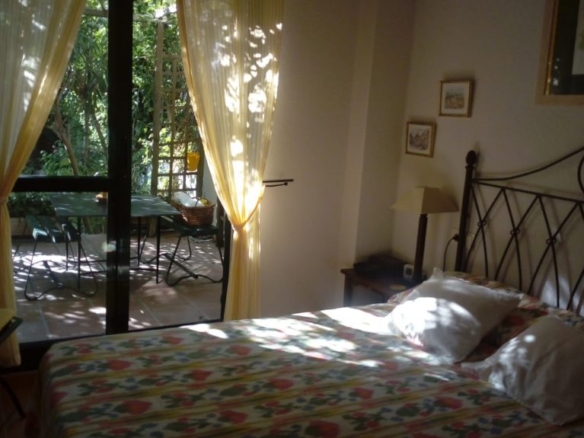 alquiler apartamento con amplio jardin en zahara de los atunes