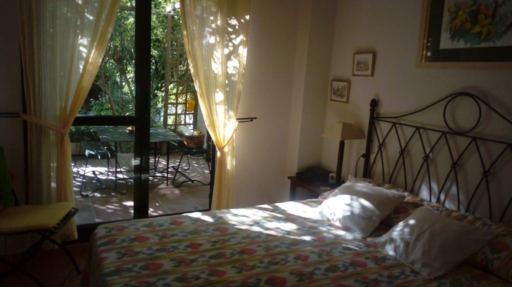 alquiler apartamento con amplio jardin en zahara de los atunes
