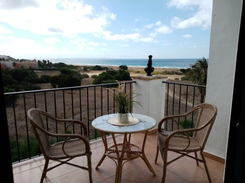 alquiler apartamento ático frente al mar en zahara de los atunes