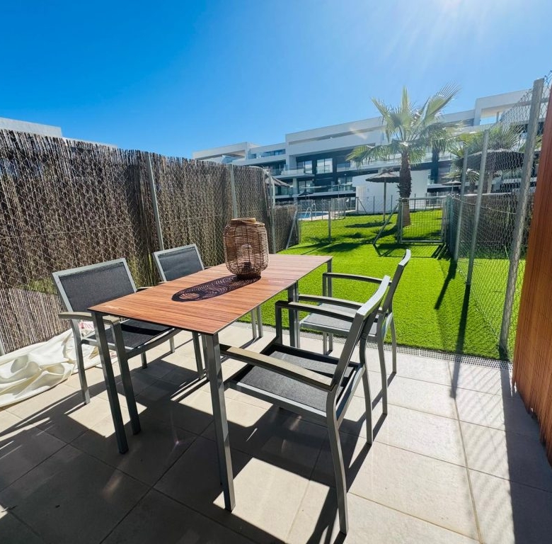 alquiler de apartamento vacacional duplex con jardin en pueblo zahara de los atunes