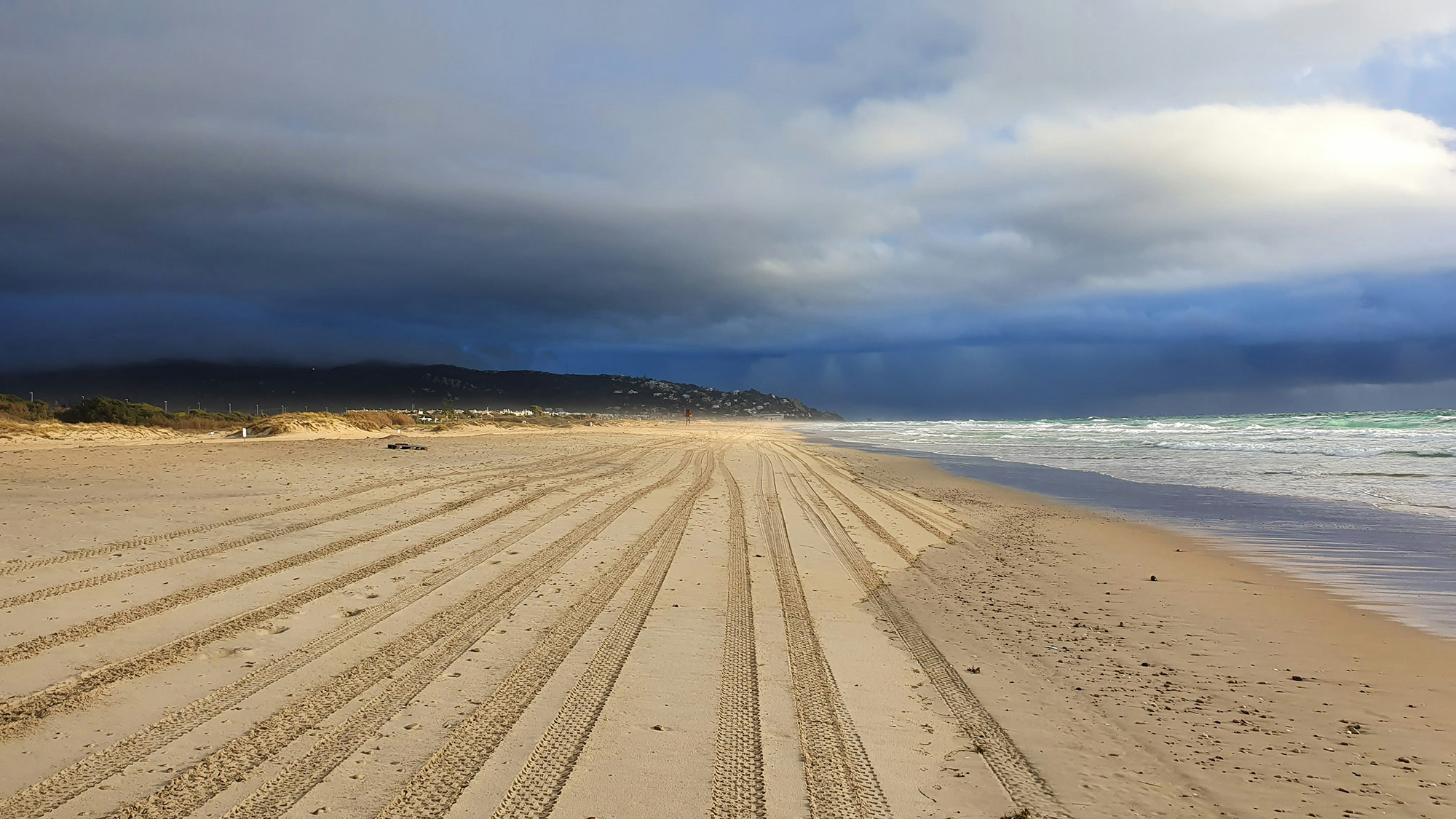 Zahara de los Atunes en otoño: qué hacer y por qué ir 2 - apartamento zahara de los atunes fabrice smet BoZm1exPzzI unsplash - alquiler zahara de los atunes